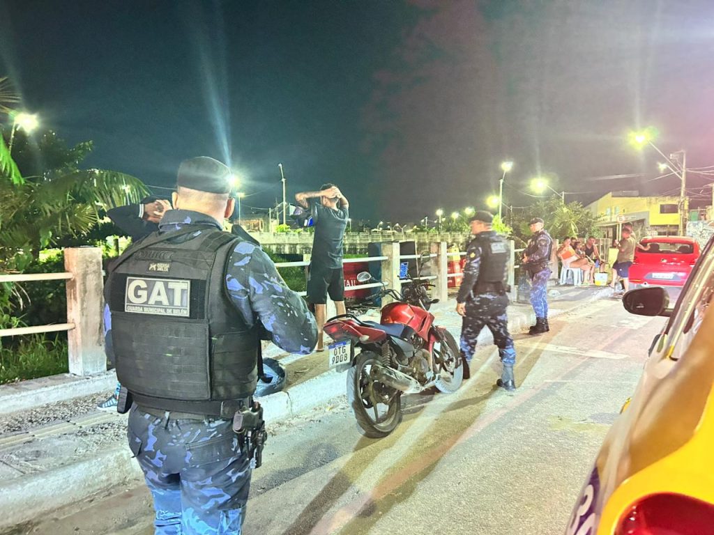 Equipes realizam revista pessoal na área conhecida como abrigo, no bairro do Guamá.